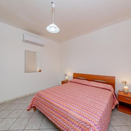 Appartamento Residenziale Trilocale 6 Posti Letto Via Sardegna San Teodoro Exterior foto