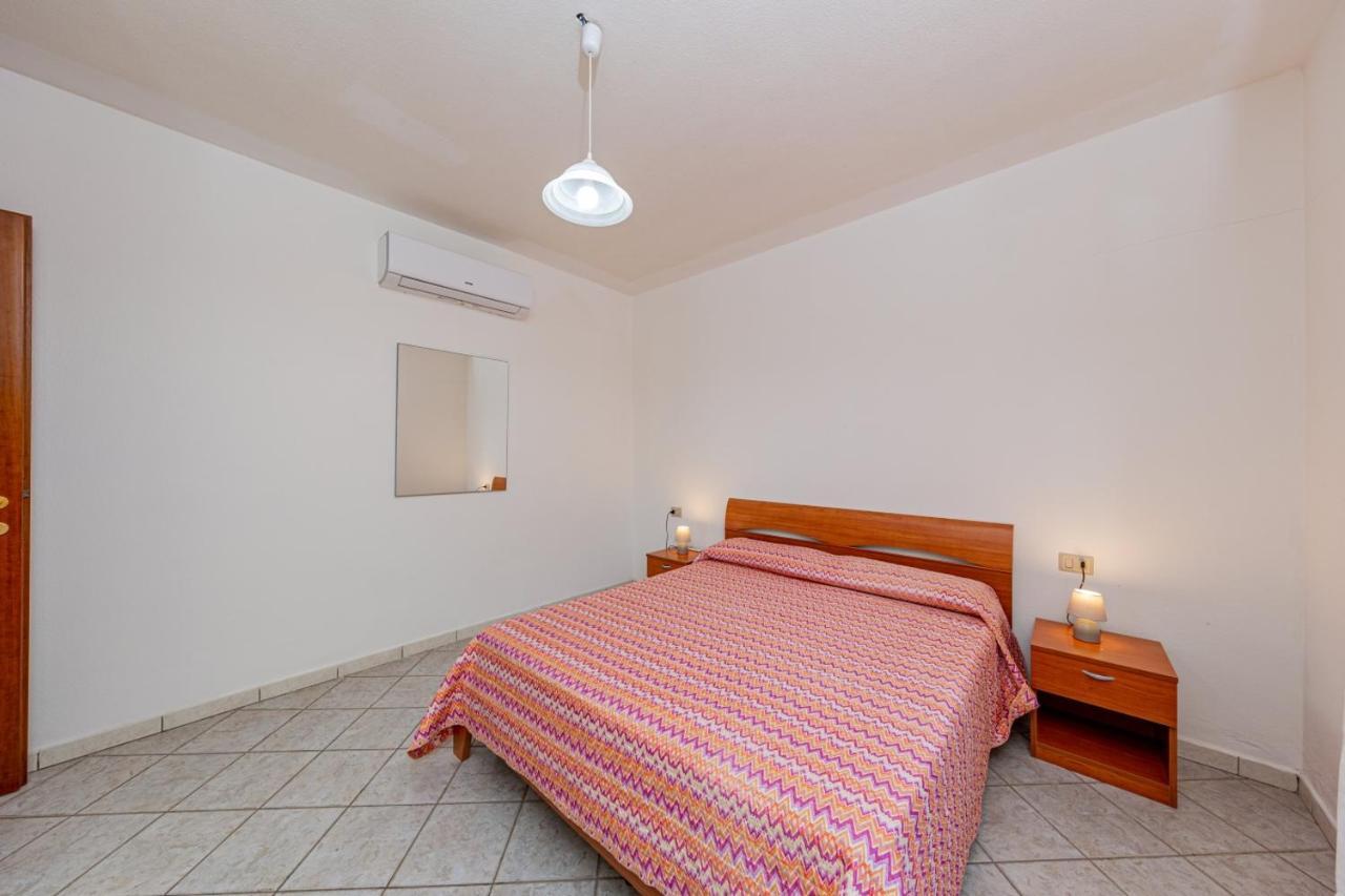Appartamento Residenziale Trilocale 6 Posti Letto Via Sardegna San Teodoro Exterior foto